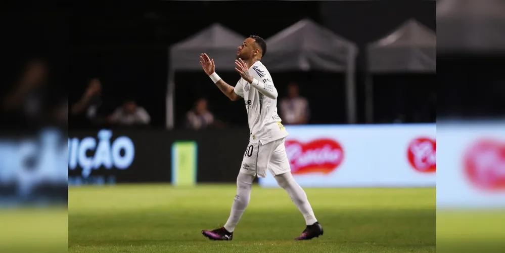 Neymar entrou em campo na volta do intervalo.