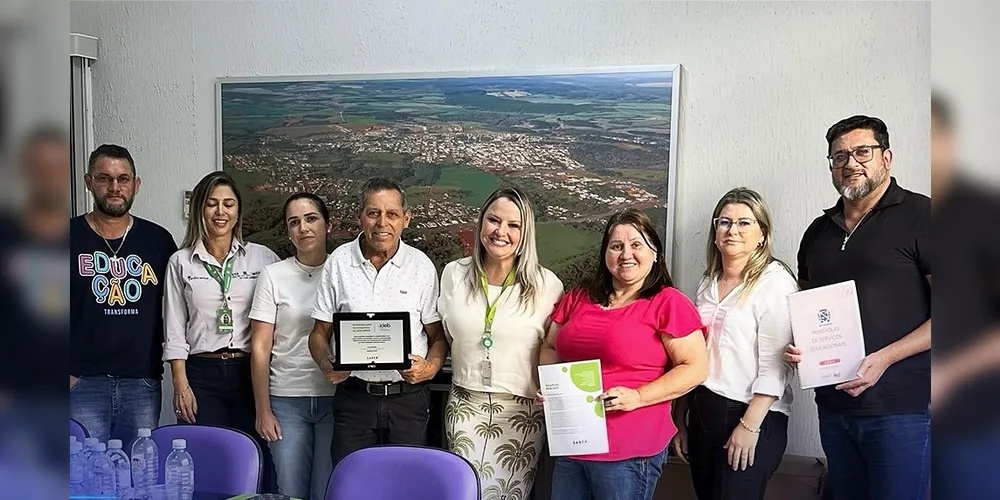 O prefeito Ary Mattos celebrou a conquista ao lado de lideranças municipais