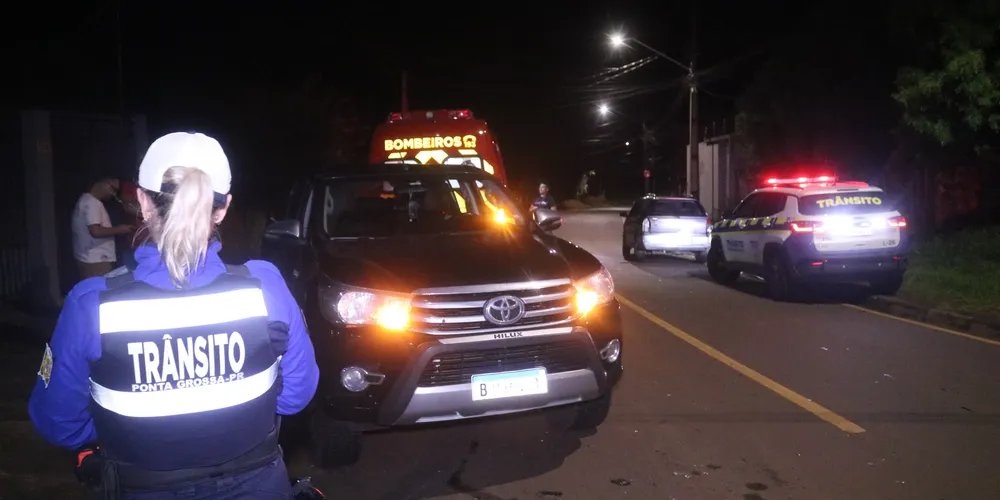 Acidente com dois veículos aconteceu na madrugada deste sábado (01), em Ponta Grossa