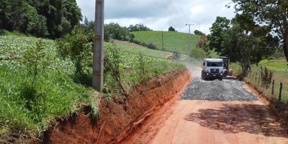 A primeira manutenção iniciada foi na estrada em Rincão do Cocho