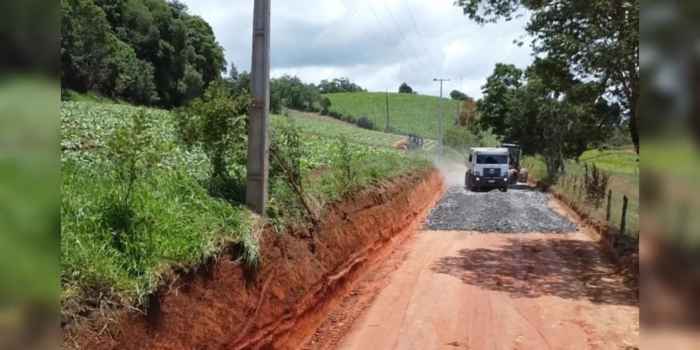 A primeira manutenção iniciada foi na estrada em Rincão do Cocho