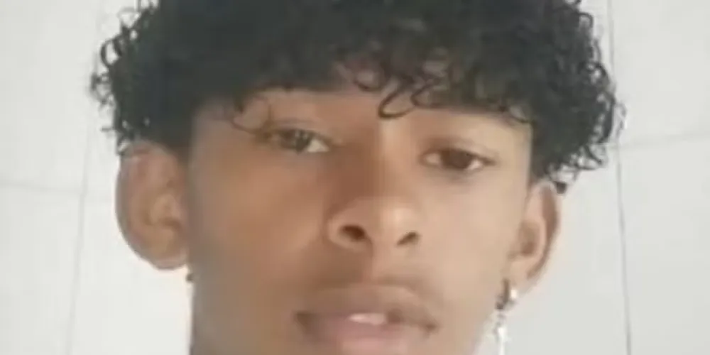 Polícia investiga morte de adolescente após supostamente injetar mistura feita com borboleta morta na própria perna