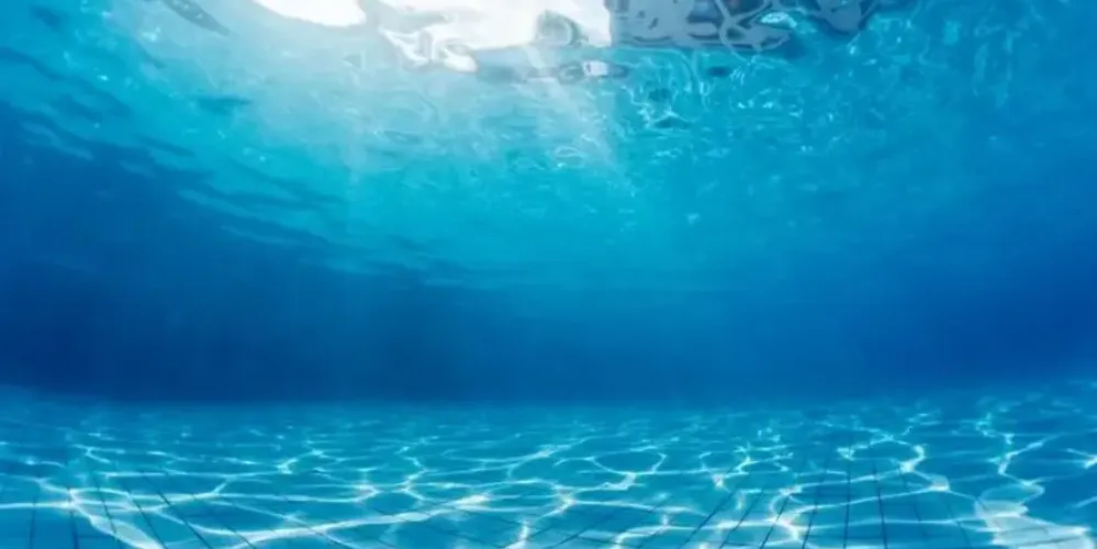 A criança teria ficado por aproximadamente 10 minutos na água