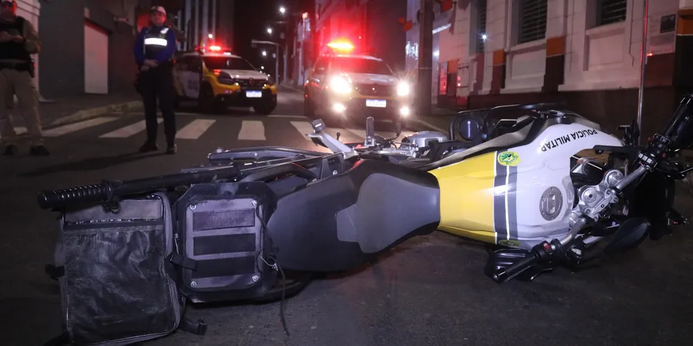 Acidente aconteceu na madrugada desta quarta-feira (22) no Centro de Ponta Grossa
