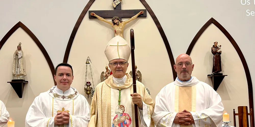 Padre Alvaro e padre Glauco cuidarão juntos da paróquia. Na foto com o bispo Dom Bruno
