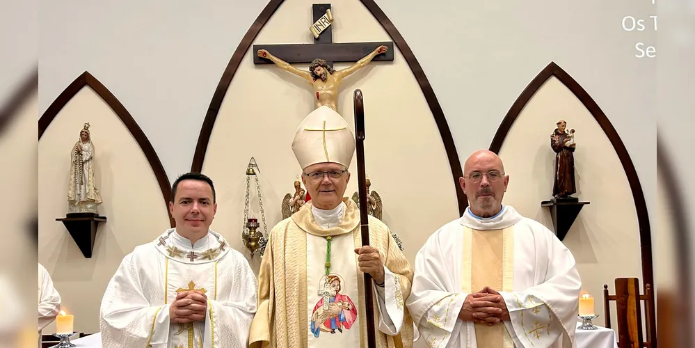 Padre Alvaro e padre Glauco cuidarão juntos da paróquia. Na foto com o bispo Dom Bruno