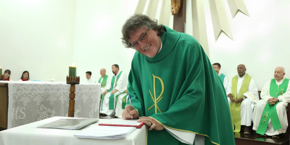 Padre Joel Nalepa foi empossado na quinta-feira (30)