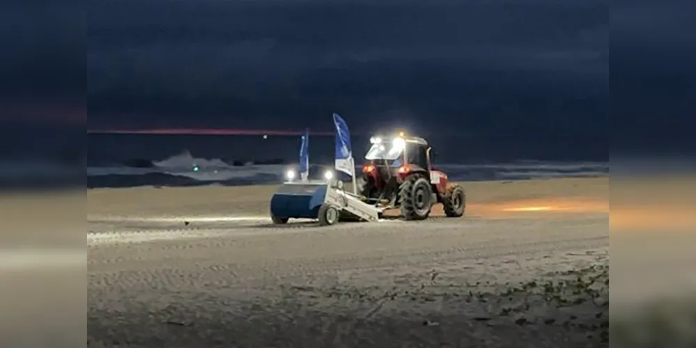 Máquina saneadora inicia limpeza da areia da praia