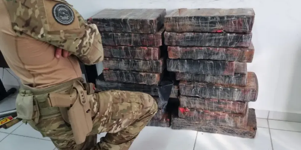 O rapaz foi preso em flagrante pelo crime de tráfico de drogas