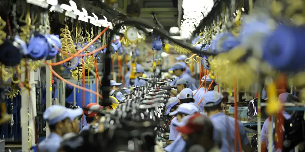 Pesquisa do IBGE mostra que a produção industrial registrou aquecimento em 2024