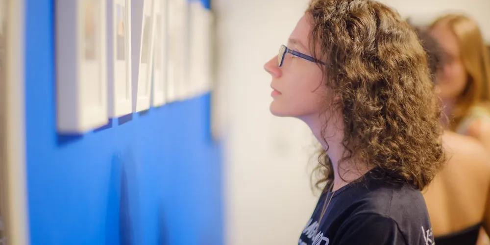 A exposição reúne o olhar de quatro artistas contemporâneos