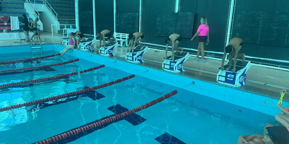 Alunos do projeto treinando na Arena Multiuso