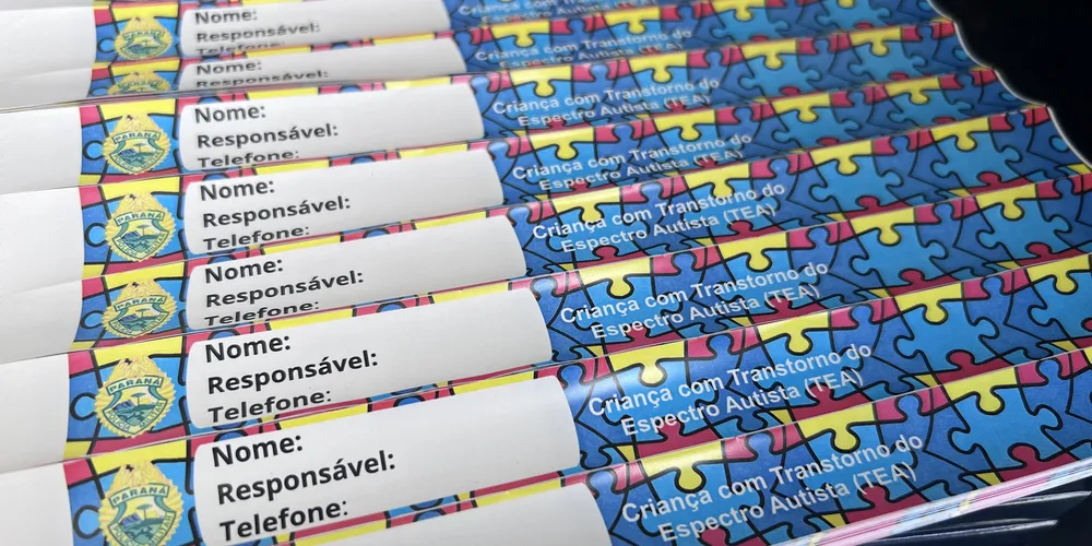 Além do nome da criança e do telefone do responsável, as pulseiras trazem cores e símbolos que remetem ao espectro autista