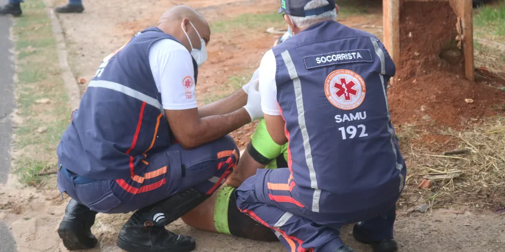 Ao cair, a ciclista colidiu contra um poste