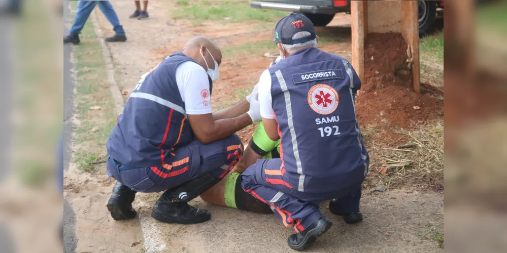 Ao cair, a ciclista colidiu contra um poste