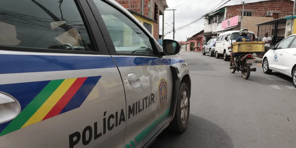 Policiais do 11º BPM isolaram a área para preservar o local do crime