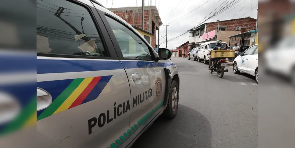 Policiais do 11º BPM isolaram a área para preservar o local do crime