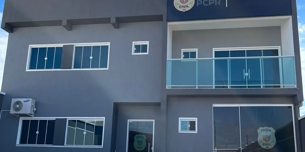 Foram cumpridos mandados de busca e apreensão na casa dos servidores