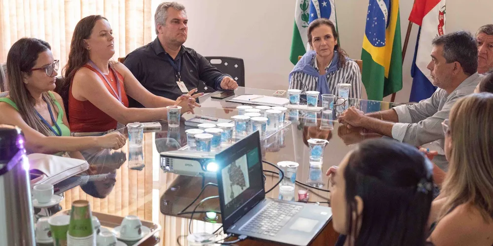 A prefeita Rita Araújo se reuniu com representantes de secretarias municipais no gabinete da Prefeitura Municipal
