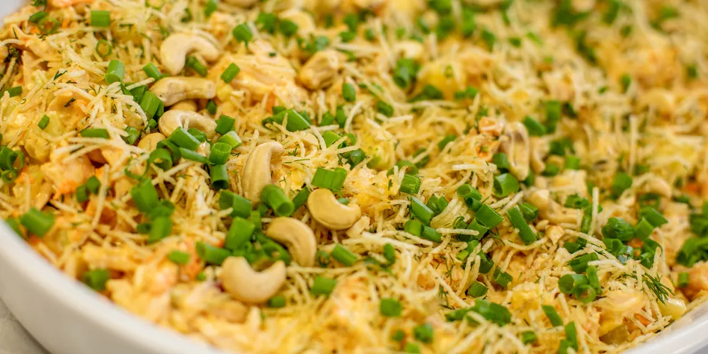 Salpicão pode ser servido tanto como entrada quanto como prato principal, por sua composição completa com proteínas, batatas e frutas.