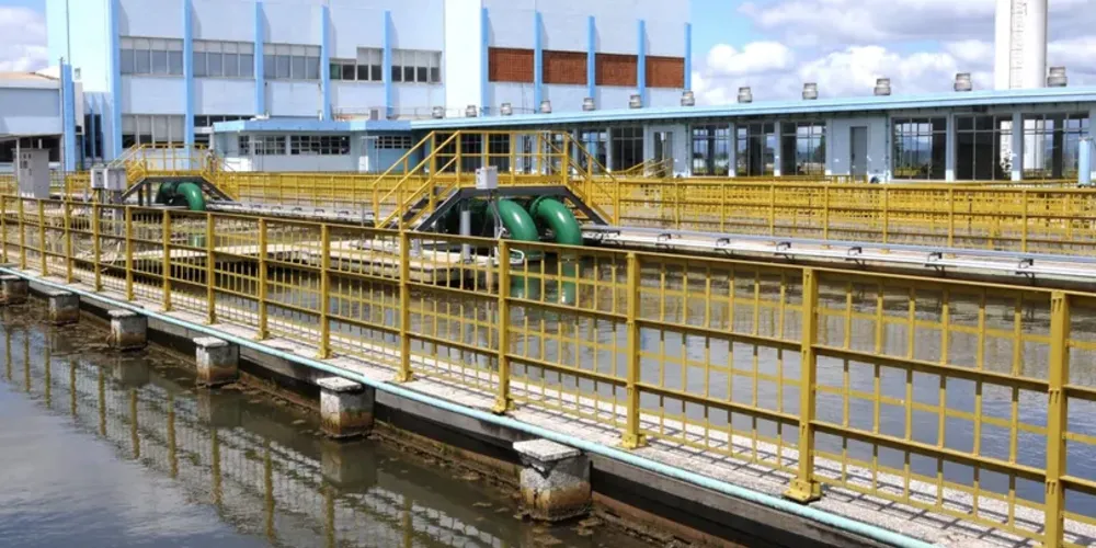 Companhia alega que reservatórios de água tratada da cidade estão no nível mínimo operacional