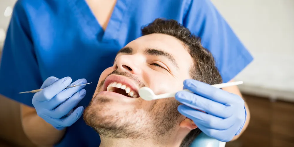 O ideal é que as pessoas façam uma consulta odontológica a cada seis meses, afirma o Dr. Paulo