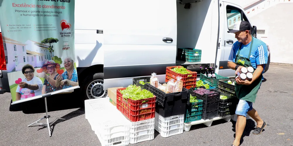 A SEAB faz entrega de hortifruti do compra direta ao asilo São Vicente de Paulo