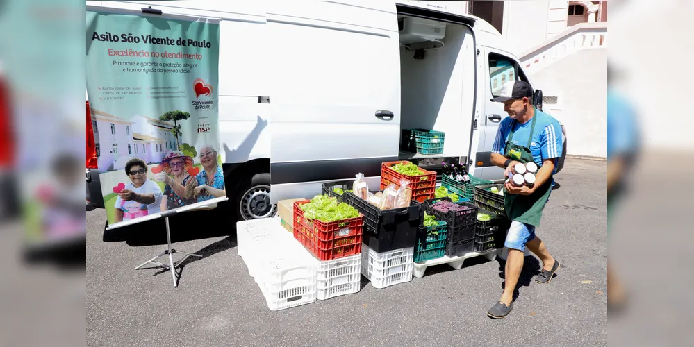 A SEAB faz entrega de hortifruti do compra direta ao asilo São Vicente de Paulo