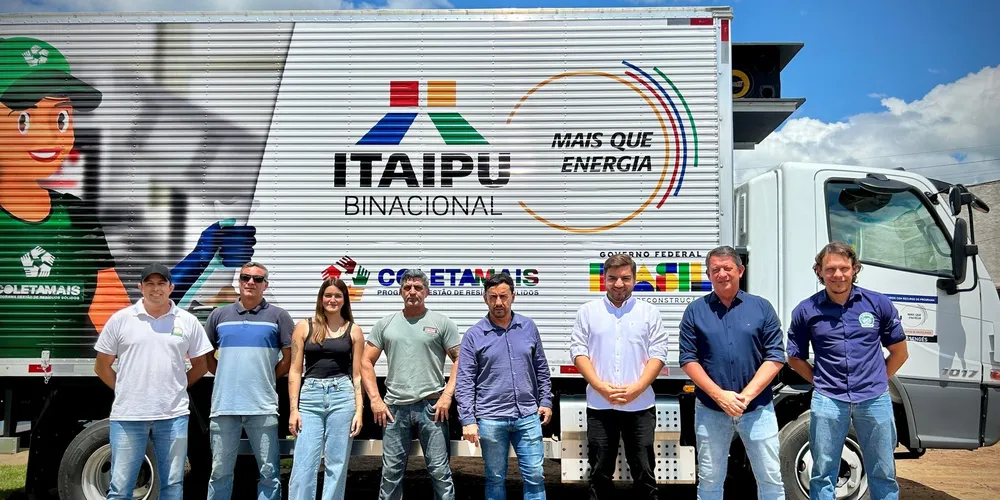 O prefeito Gerson Nunes (PSD) e seu vice Motta (União) estiveram presentes durante a entrega