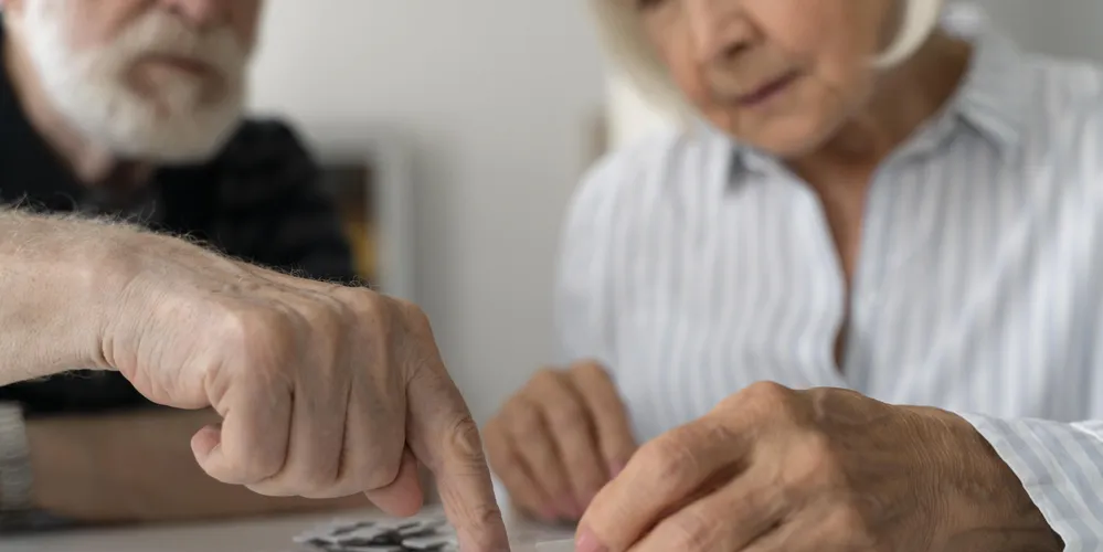 O Alzheimer é mais comum em pessoas acima dos 60 anos, e os primeiros sinais incluem perda de memória recente