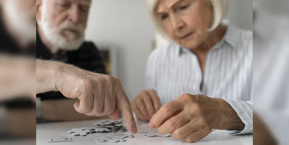 O Alzheimer é mais comum em pessoas acima dos 60 anos, e os primeiros sinais incluem perda de memória recente