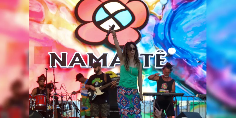 A banda de reggae curitibana Namastê se apresenta no Palco Sunset em Matinhos