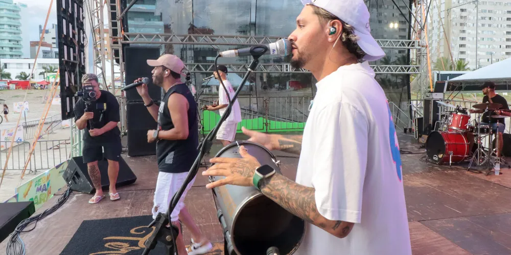 A banda Terezo durante a apresentação do seu show dentro da programação do Palco Sunset no Verão Maior Parana, em Matinhos