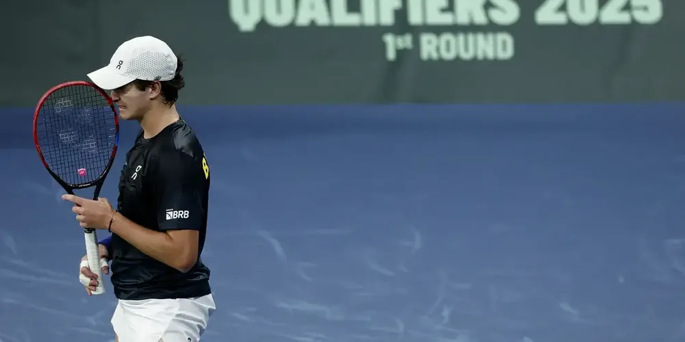 O primeiro revés foi de 2 sets a 0 (parciais de 7/5 e 6/3), de João Fonseca, número 2 do Brasil e 99 do mundo
