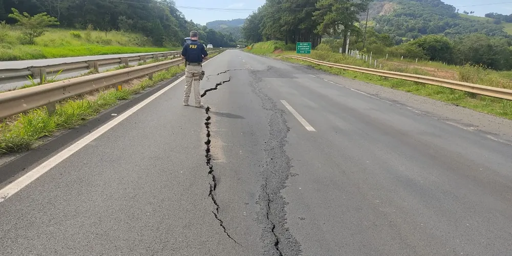 A Polícia Rodoviária Federal está orientando os motoristas a buscarem rotas alternativas devido ao afundamento do asfalto no km 435 da BR-376, em Tibagi, nos Campos Gerais, sentido sul (Imbaú a Ponta Grossa)