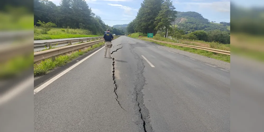 A Polícia Rodoviária Federal está orientando os motoristas a buscarem rotas alternativas devido ao afundamento do asfalto no km 435 da BR-376, em Tibagi, nos Campos Gerais, sentido sul (Imbaú a Ponta Grossa)