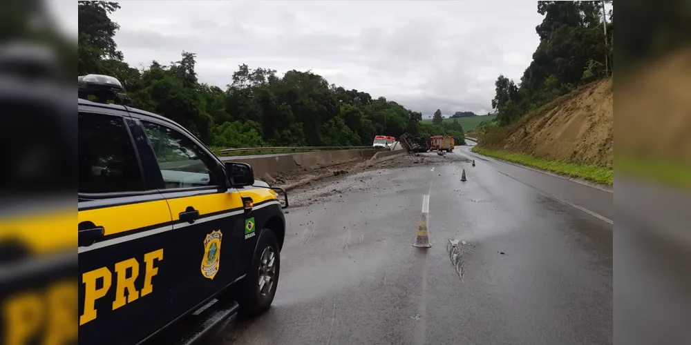 Polícia Rodoviária Federal está no local