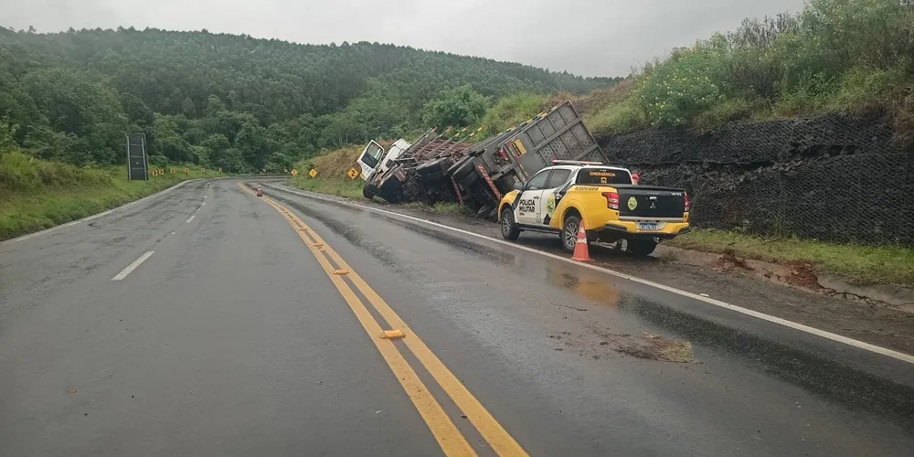 Acidente aconteceu na tarde desse domingo (08) na PR-340; condutor não se feriu