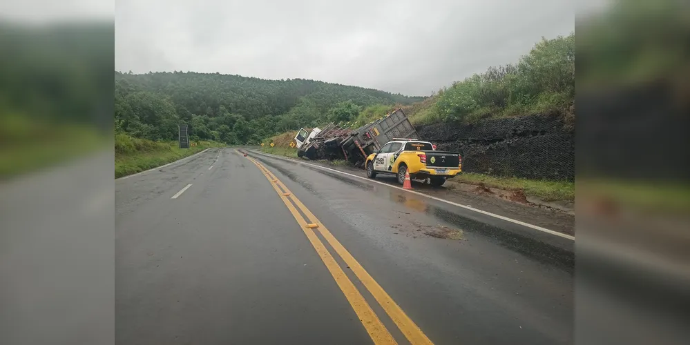 Acidente aconteceu na tarde desse domingo (08) na PR-340; condutor não se feriu