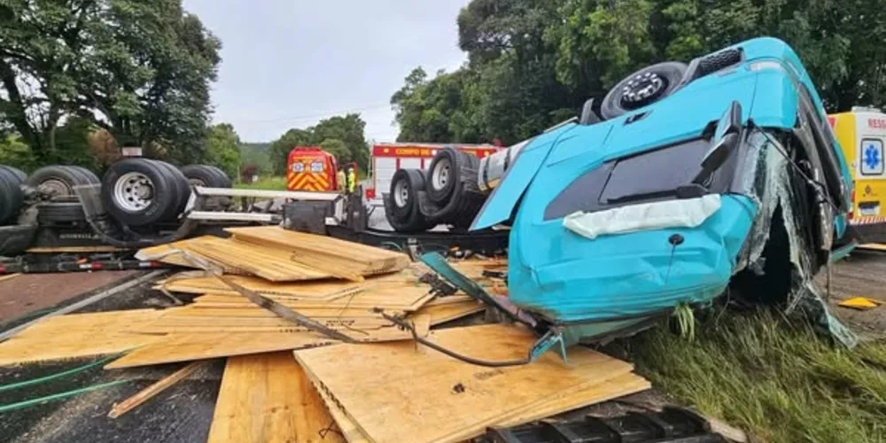 Caminhão tomba na descida da serra de São Luiz do Purunã