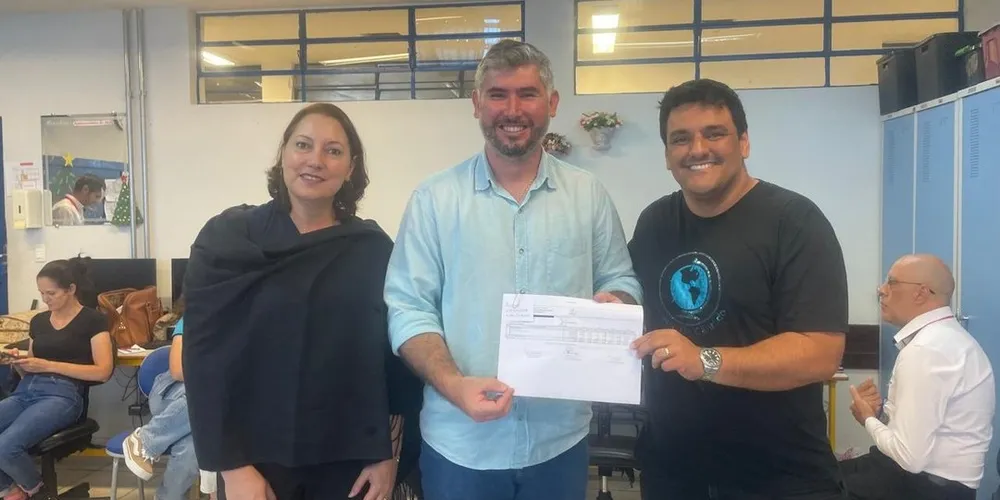 O prefeito Renan Romanichen e secretária Claudete Aparecida estiveram no colégio