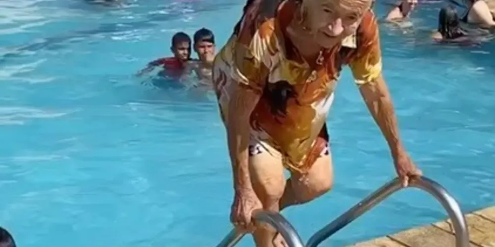 No conteúdo, a senhorinha esbanja disposição, pede pra ser gravada e dá show de habilidade