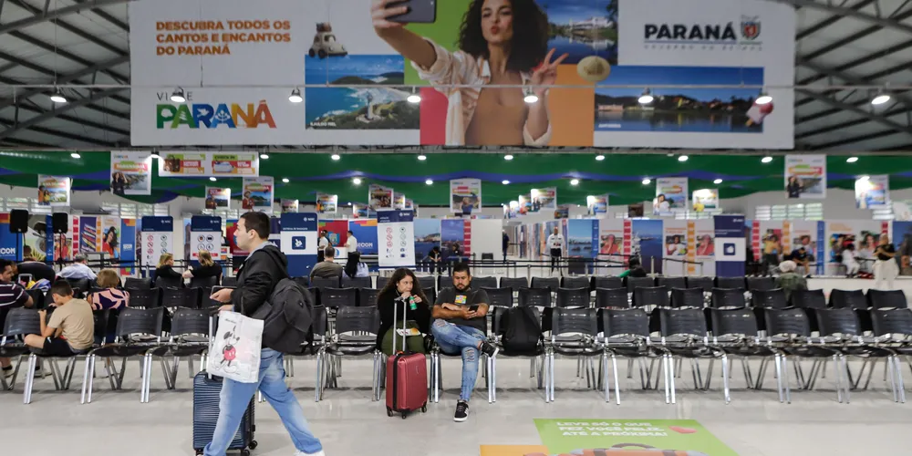 Os destinos do Paraná receberam mais de 894 mil turistas internacionais