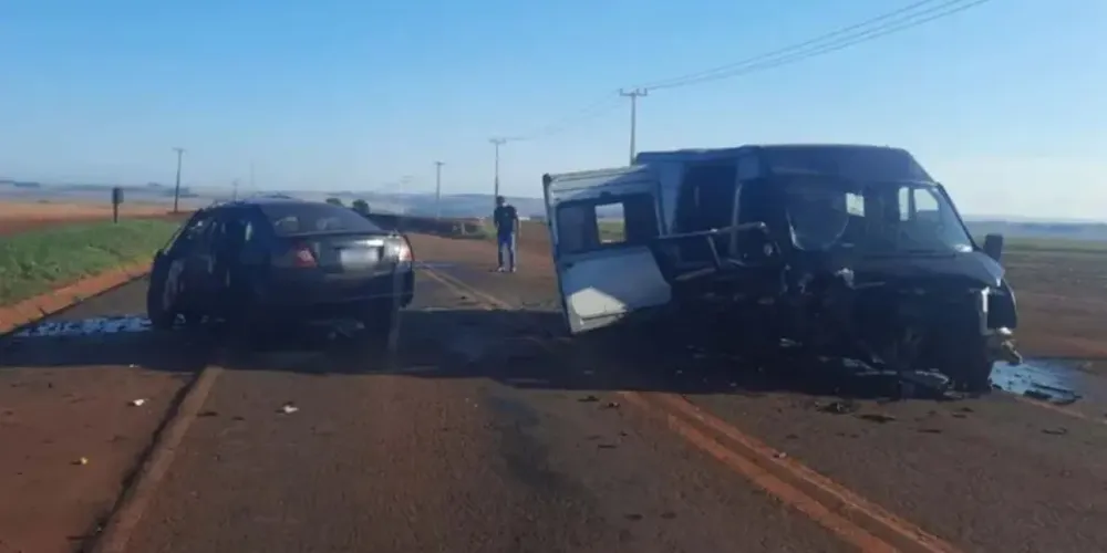 O motorista do carro morreu na hora e um passageiro sofreu ferimentos graves e não resistiu