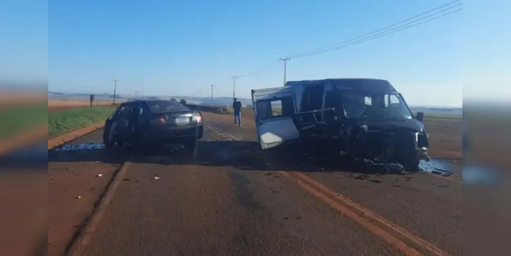 O motorista do carro morreu na hora e um passageiro sofreu ferimentos graves e não resistiu