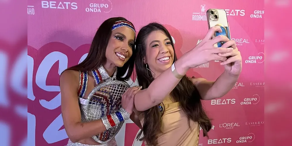 Camilla foi convidada por Anitta para assistir ao show e ver de perto como é a produção