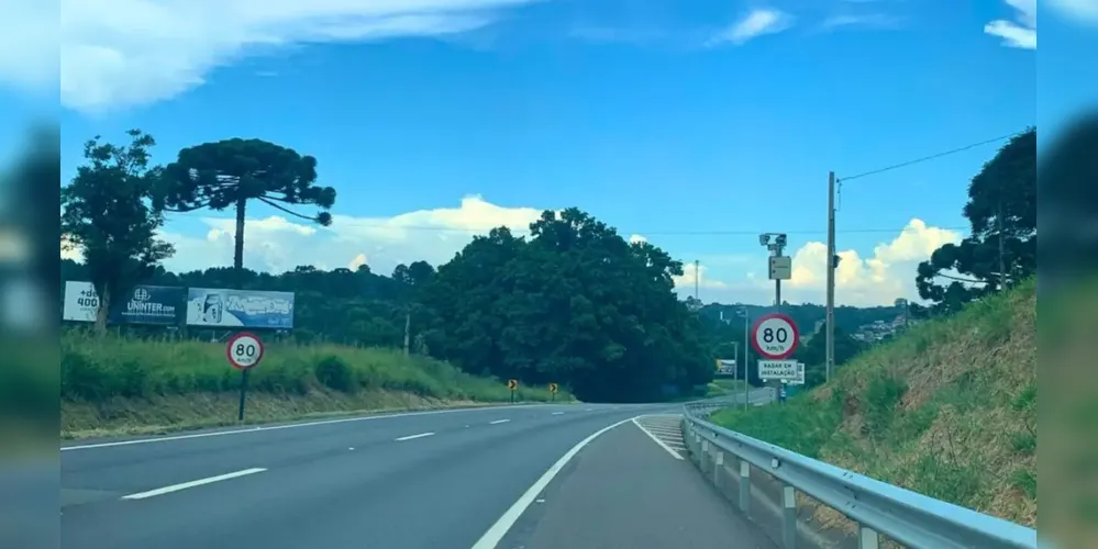 O limite de velocidade varia de acordo com as características de cada trecho