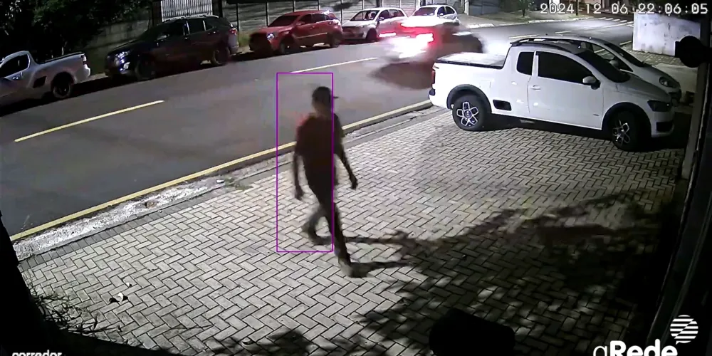 Homem foi visto pegando os itens; veja abaixo o vídeo