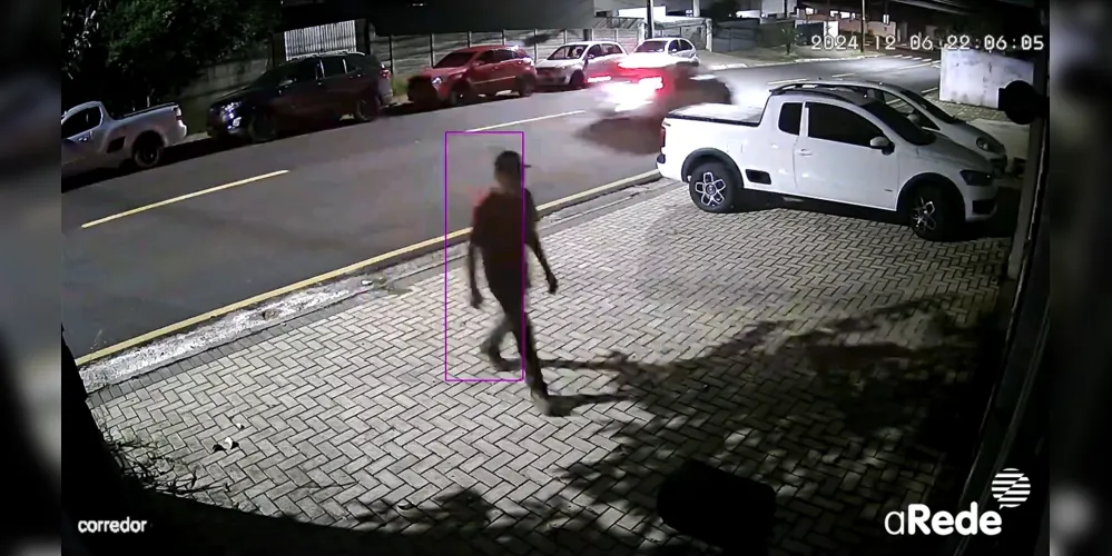 Homem foi visto pegando os itens; veja abaixo o vídeo