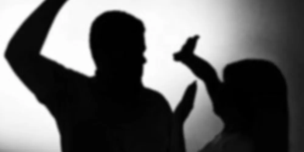 Homem foi flagrado agredindo uma mulher nessa segunda-feira (03)